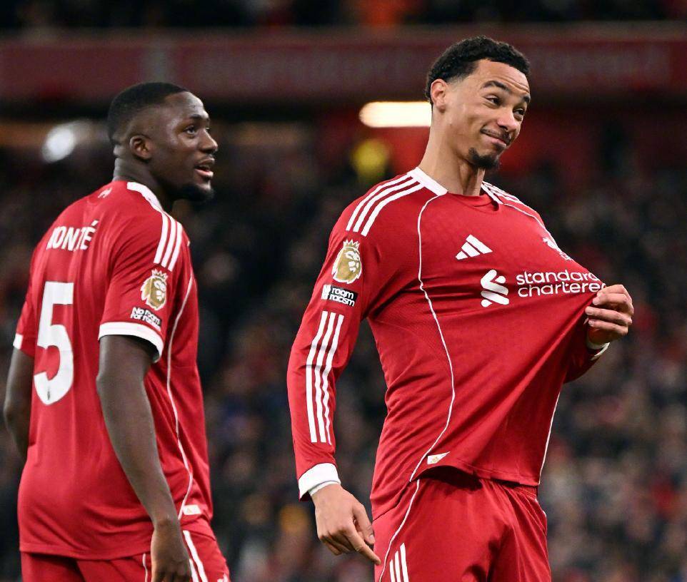 萨拉赫服软造英超神迹，埃基蒂克双响队史第2人，利物浦2-0布莱顿